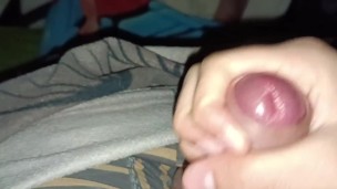 Me masturbo a chorros en mi cama dejando mucha leche