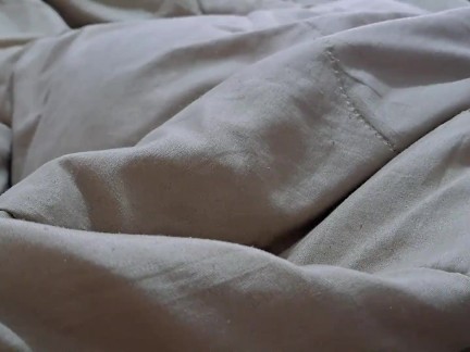 Comparto cama con Madrastra de culo redondo folla con Hijastro