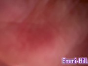 18 Jährige Skinny Teenie Emmi aus Berlin. Kleine Titten, riesen Schamlippen squirtet.