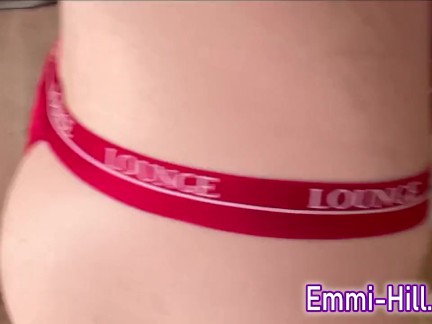 18 Jährige Skinny Teenie Emmi aus Berlin. Kleine Titten, riesen Schamlippen squirtet.