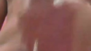 Me hice una paja brechando la vecina mientra se bañaba