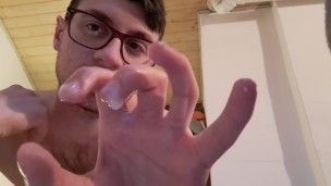 Faccio colare la sborra densa dalla mia mano