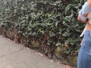 Le doy el control de mi vibrador a mi mejor amigo y no deja de vibrar mientras camina en público.