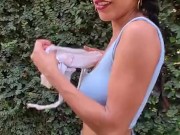 Le doy el control de mi vibrador a mi mejor amigo y no deja de vibrar mientras camina en público. 10/16