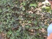 Le doy el control de mi vibrador a mi mejor amigo y no deja de vibrar mientras camina en público. 13/16