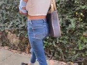 Le doy el control de mi vibrador a mi mejor amigo y no deja de vibrar mientras camina en público. 2/16