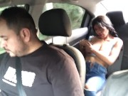 Reto a mi mejor amiga a masturbarse en el asiento trasero del UBER, el conductor no la descubre. 1/16