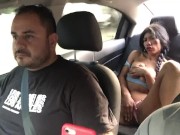 Reto a mi mejor amiga a masturbarse en el asiento trasero del UBER, el conductor no la descubre. 13/16
