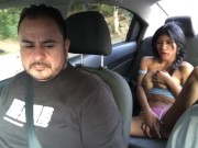 Reto a mi mejor amiga a masturbarse en el asiento trasero del UBER, el conductor no la descubre. 16/16