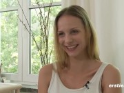 Ersties: Die blonde Mary aus Wien treibt es mit ihrem Sextoy in der Badewanne 12/16