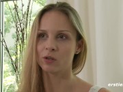 Ersties: Die blonde Mary aus Wien treibt es mit ihrem Sextoy in der Badewanne 3/16