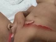 Putinha tendo orgasmo depois de brincar com sua buceta molhada 13/16