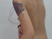 Tomando banho e me depilado 4/16