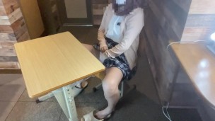 【素人】制服姿の彼女が教室の机の下でオナニーしちゃう／／under table ／日本人／japanese
