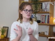 Ersties: 22 Jahre alte Luna masturbiert in Strümpfen und mit Toys 11/16