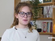 Ersties: 22 Jahre alte Luna masturbiert in Strümpfen und mit Toys 4/16