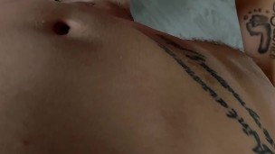 moglie italiana si fa scopare sul divano fino a farsi sborrare su tutto il buco del culo