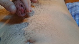 Faccio colare il mio piscio sul petto!