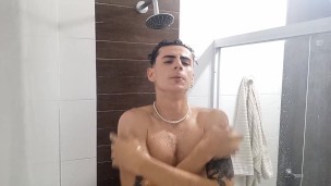 JOVEN LATINO SE DUCHA MIRA LO QUE PASA...