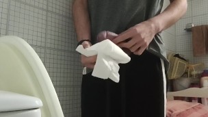 MACHOTE SE PAJEA EN EL BAÑO Y DEJA SU LECHE EN EL PAPEL HIGIÉNICO 🍆💦🧻🤤