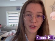 OUTDOOR SQUIRT!!! 18 jähriges Skinny teen fickt ihre große Pussy bis zum squirten. 1/16