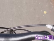 OUTDOOR SQUIRT!!! 18 jähriges Skinny teen fickt ihre große Pussy bis zum squirten. 2/16