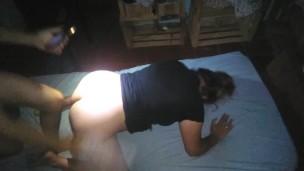 Grabo con mi celular mientras me la cogo en cuatro a esta perra