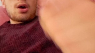 Una mano che fa su e giù con il proprio cazzone