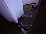 Me encuentro a mi hermanastra caliente limpiando y la follo sin que me reconozca 1/16