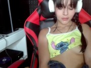 Hermosa chica gamer excitada se folla a un amigo del hermano. 6/16