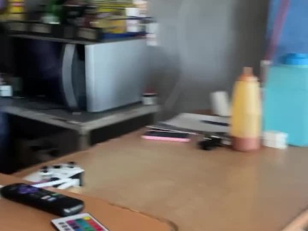 Cliente me folla en la tienda donde trabajo por dinero