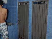 ESPIO A LA PUTA DE MI VECINA MIENTRAS SE BAÑA, SE PONE BIEN CACHONDA Y ME LA FOLLO