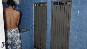 ESPIO A LA PUTA DE MI VECINA MIENTRAS SE BAÑA, SE PONE BIEN CACHONDA Y ME LA FOLLO