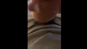 Sa petite chatte mouille veut un creampie