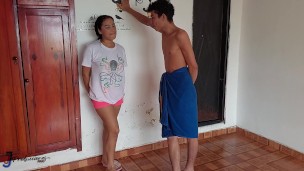 LA PUTA DE MI VECINA QUIERE QUE LE ALQUILE UNA HABITACION Y TERMIAMOS FOLLANDO