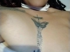 Latina sexy y sus enormes tetas