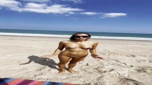 Nua na praia: creampie ao amanhecer!