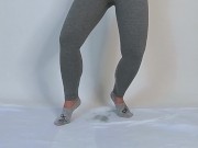 Nach dem Sex zum Pinkeln mit voller Blase gefesselt. Alles in meine Leggings gepinkelt. 5/16