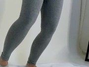 Nach dem Sex zum Pinkeln mit voller Blase gefesselt. Alles in meine Leggings gepinkelt. 7/16