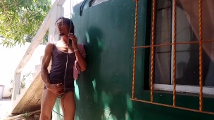 Raba Erre: al pie de tu ventana, eyacula entre las hojas secas y sonríe...