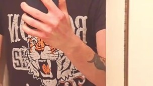 Ragazzaccio si masturba davanti allo specchio