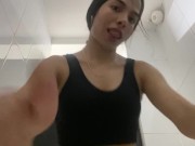 Una larga rutina de ejercicio Termino  Tocándome y masturbando en el baño del gimnasio! 14/16