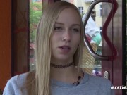 Ersties - Die 22-jährige Sirena masturbiert mit ihrem treuen Reisebegleiter 11/16