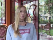 Ersties - Die 22-jährige Sirena masturbiert mit ihrem treuen Reisebegleiter 2/16