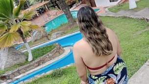 En paseo familiar le follo el coño humedo a la cachonda de Candy - Porno en Español