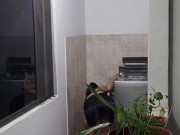Se folla a su amiga cuando la ve lavando ropa en la noche 1/16