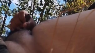 masturbandome en el bosque (me corro en mi barriga)