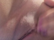 Acabo a chorro mientras me toco escondida