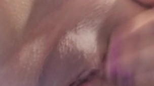 Acabo a chorro mientras me toco escondida