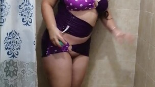 Ducha sexy sola en casa